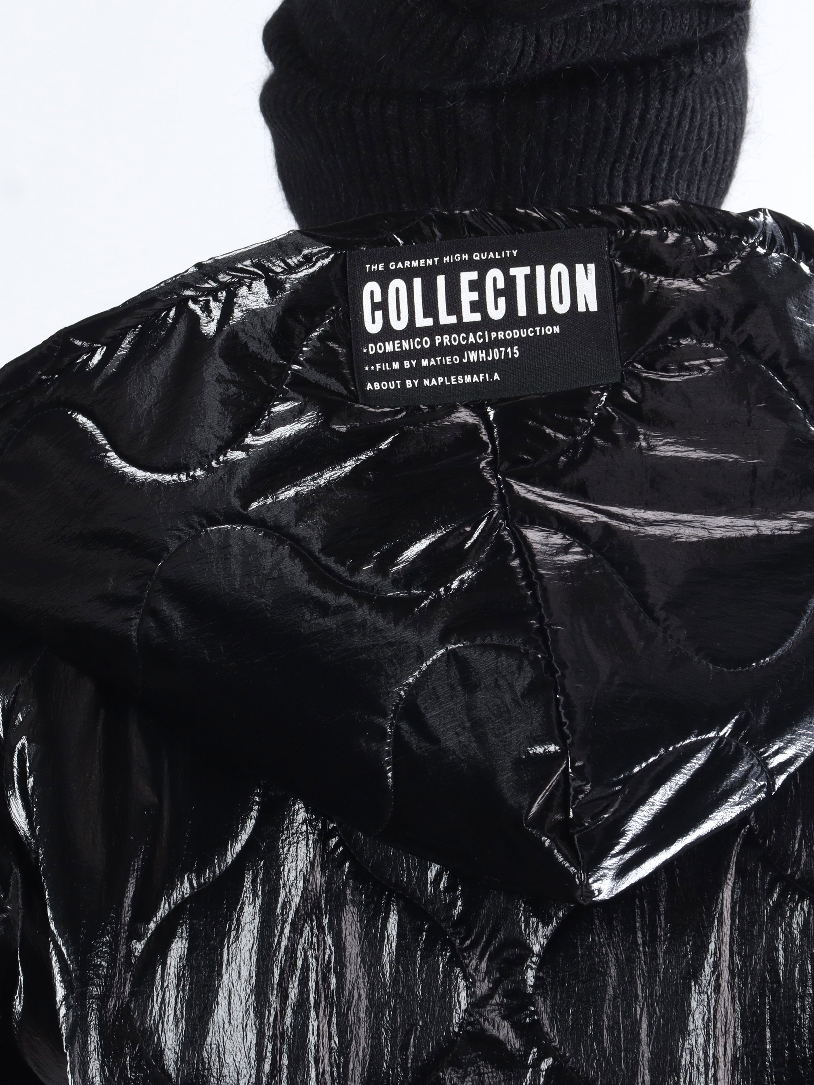 Valeria - Sort plus size shiny jakke med hvid skrift